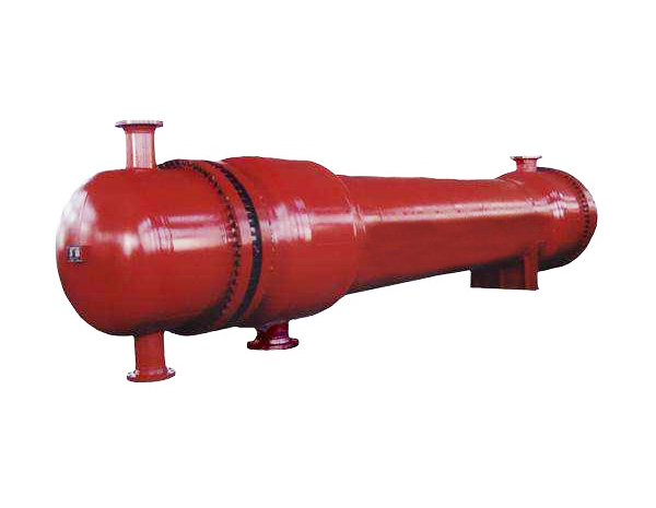 <b>浮頭式折流桿換熱器與冷凝器是一種新型高效的傳熱設備，具有防振性能強、流動(dòng)阻力小、不易結垢、傳熱性能好及表面溫度均勻等優(yōu)點(diǎn)。它不同于常用的弓形折流板換熱器，換熱管由桿系組成的折流圈支撐，從上下左右四個(gè)方位將管子固定。殼程流體平行于管束的軸向流動(dòng)，流動(dòng)阻力很小，一般是弓形板的1/7～1/9，因而可以提高殼程流速來(lái)增加殼程的湍流程度，從而強化傳熱。</b>